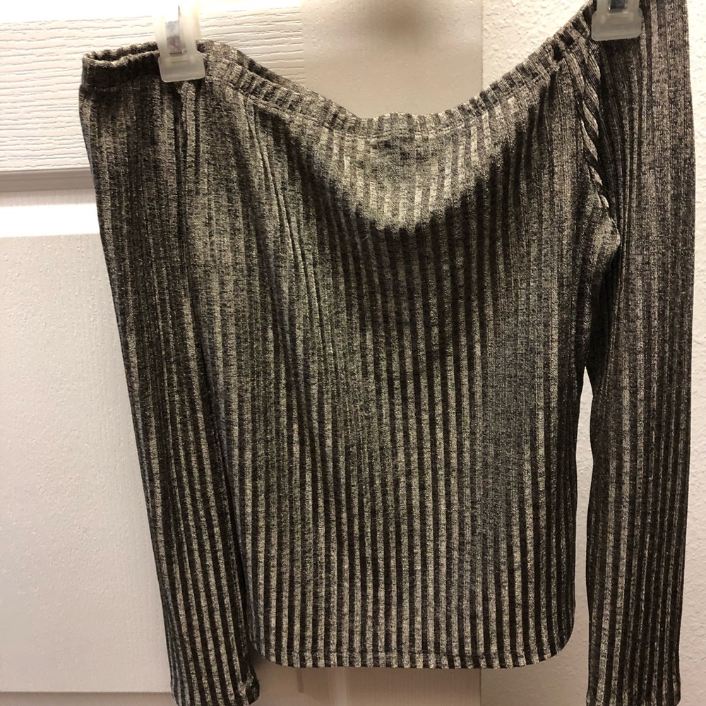 Off-shoulder long sleeve top size M